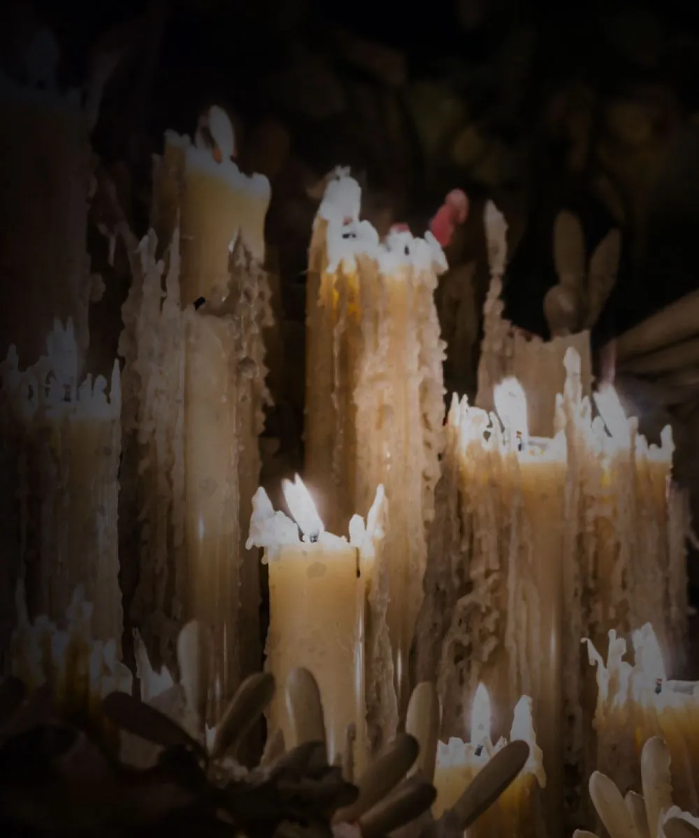 Velas de cera encendidas con chorreones de cera