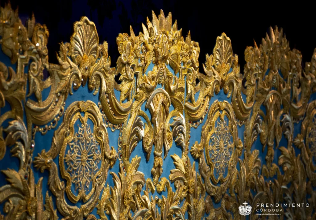 Bambalina lateral del paso de palio de Nuestra Señora de la Piedad