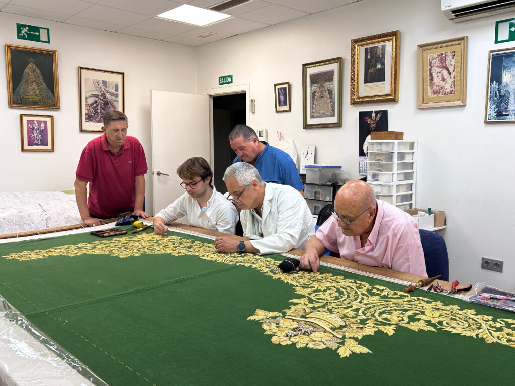 Trabajos de bordado en el taller de Joaquín López, Talleres Santa Bárbara