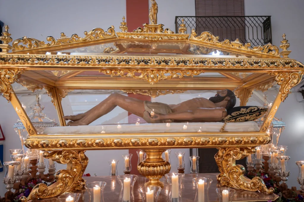 urna del santísimo cristo yacente de la hermandad de la soledad de benacazon